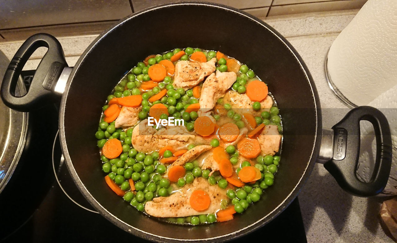 HIGH ANGLE VIEW OF FRESH VEGETABLES IN KITCHEN