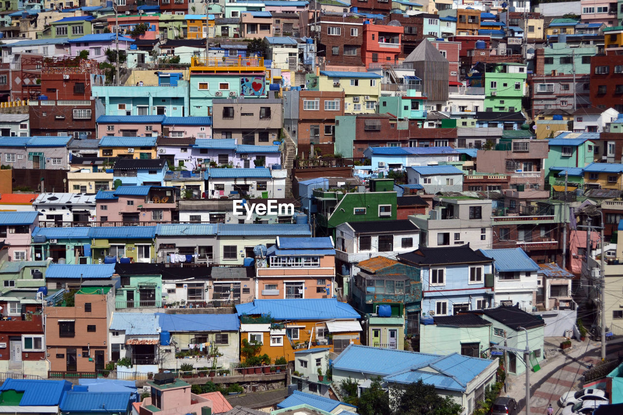 HIGH ANGLE VIEW OF HOUSES IN TOWN