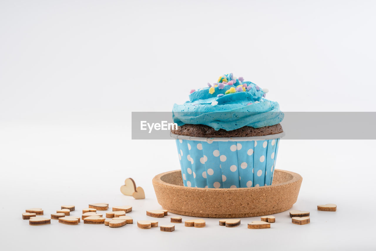 CLOSE-UP OF CAKE ON TABLE