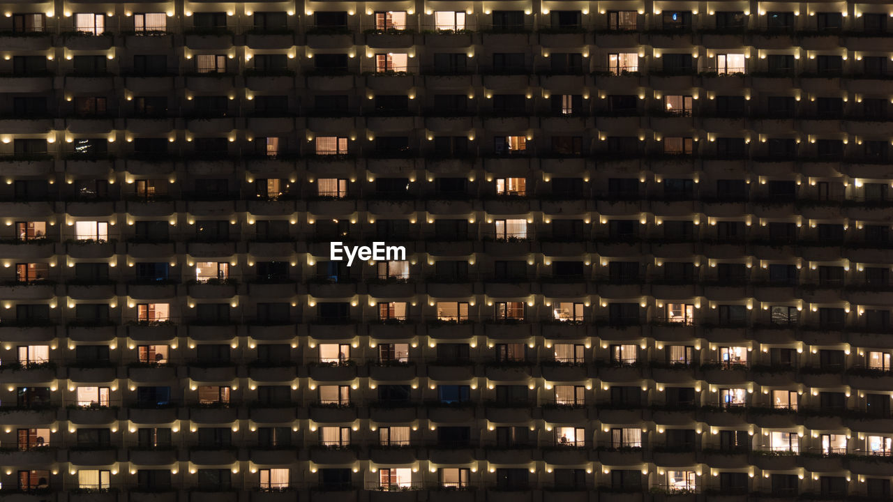 FULL FRAME SHOT OF ILLUMINATED BUILDING