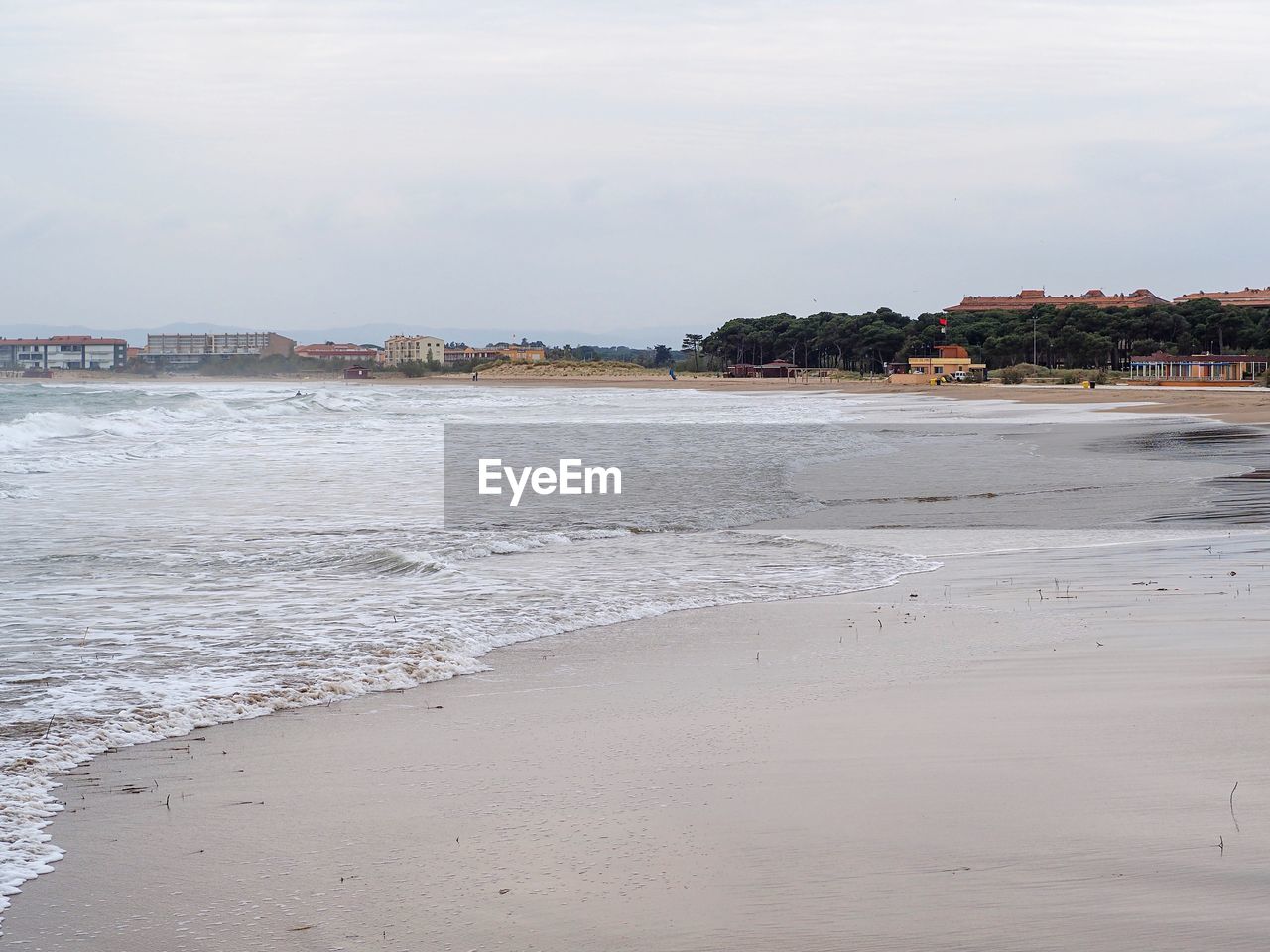 BEACH BY SEA AGAINST SKY