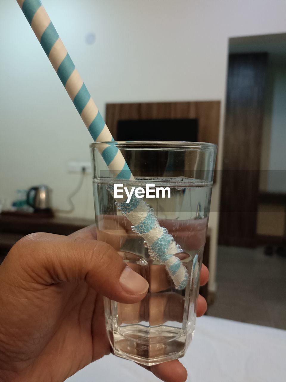 hand, holding, one person, glass, drinking glass, indoors, household equipment, refreshment, drink, food and drink, adult, alcoholic beverage, focus on foreground, lifestyles, close-up, alcohol