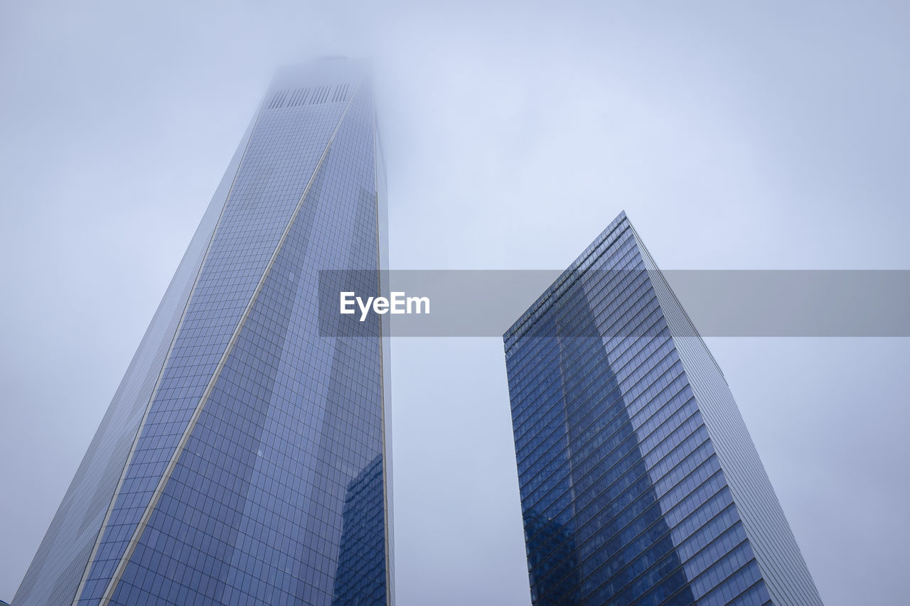 LOW ANGLE VIEW OF MODERN SKYSCRAPER AGAINST CLEAR SKY
