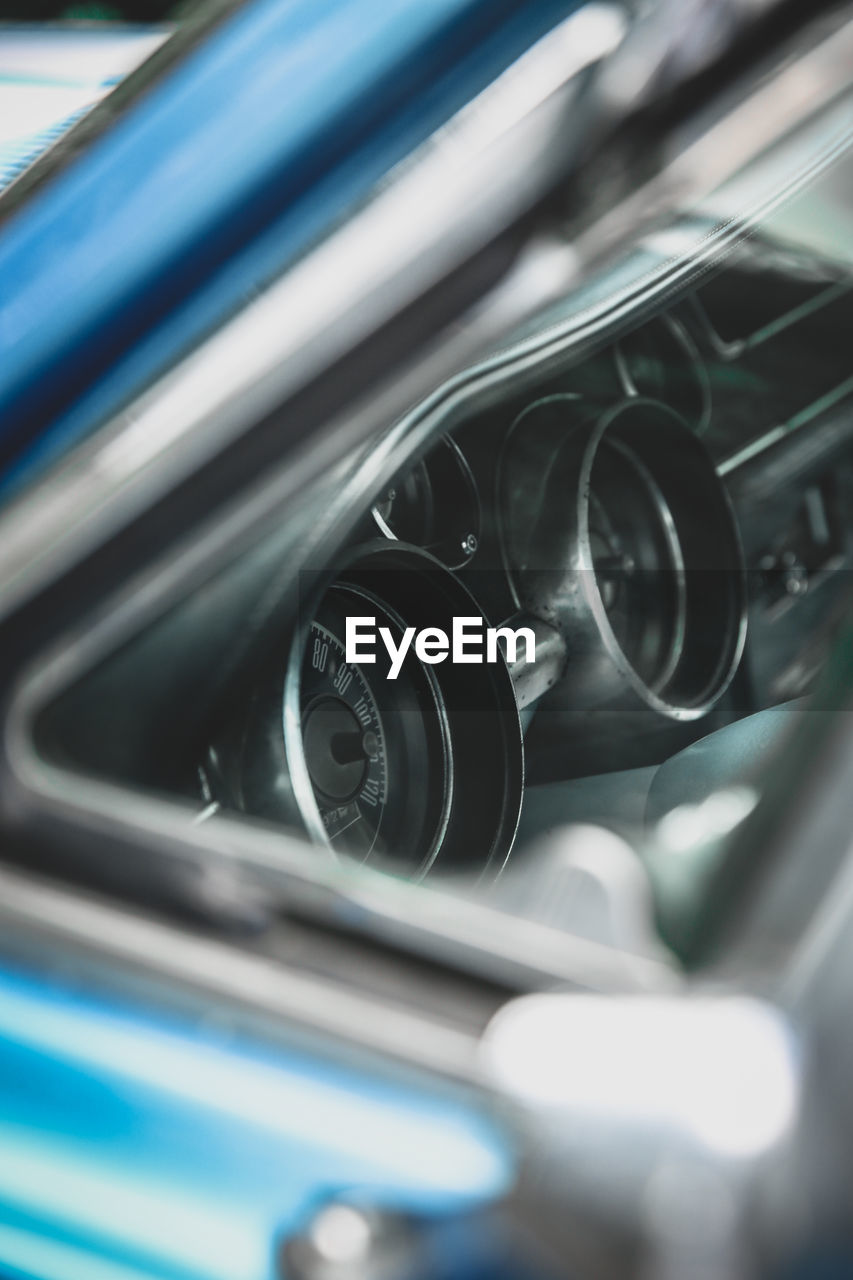 CLOSE-UP OF COMPUTER KEYBOARD