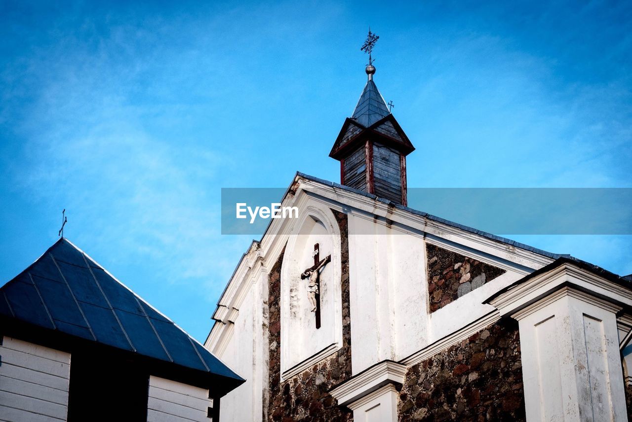 LOW ANGLE VIEW OF BUILT STRUCTURE AGAINST BLUE SKY