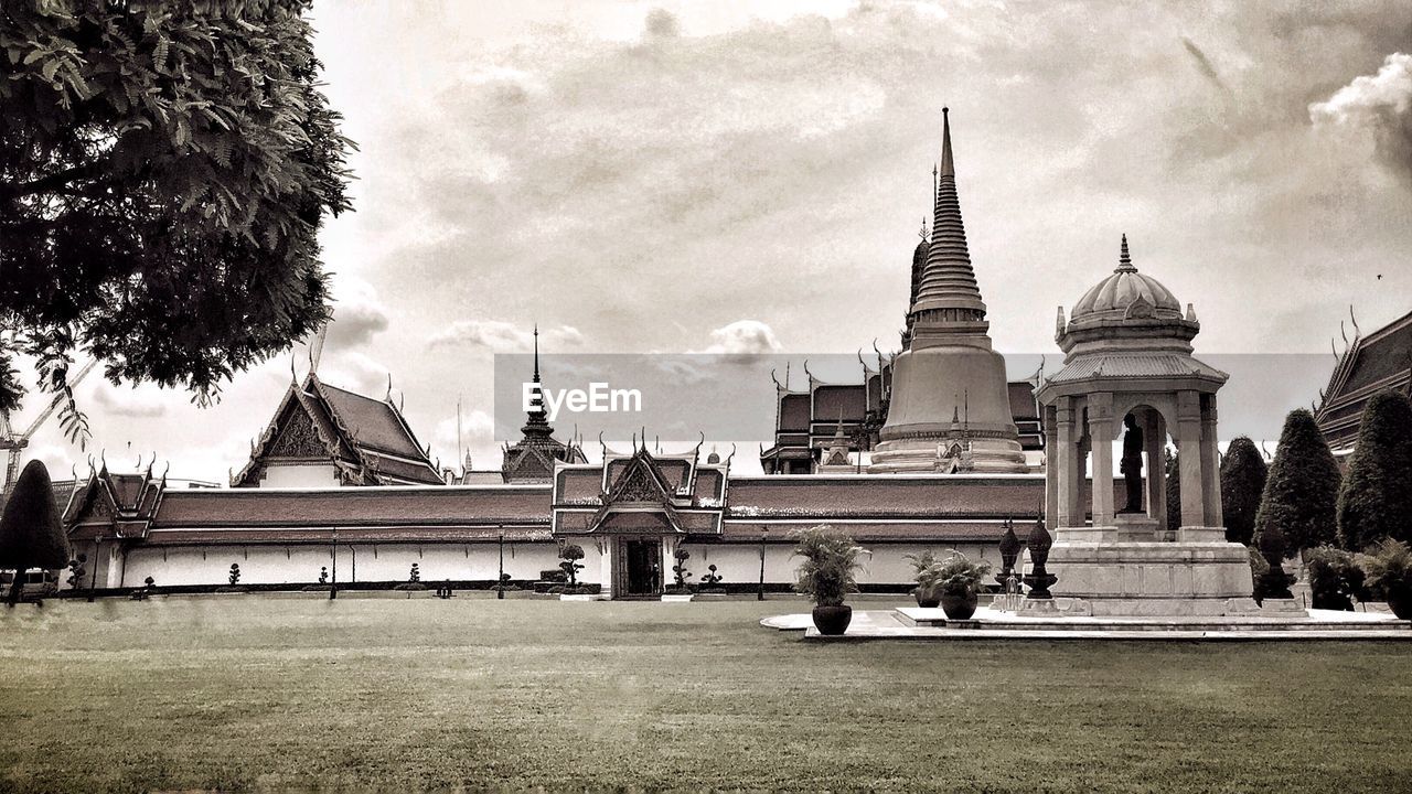 Wat phra kaeo against sky