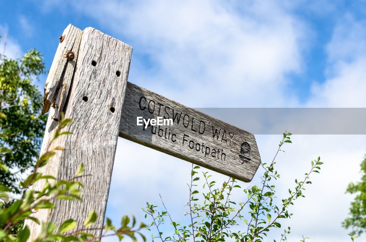 LOW ANGLE VIEW OF WOODEN POST AGAINST SKY