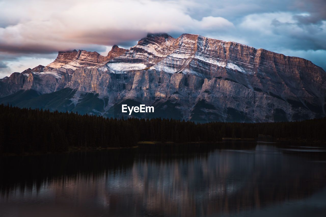 Beautiful mount rundle near banff, canada at sunrise