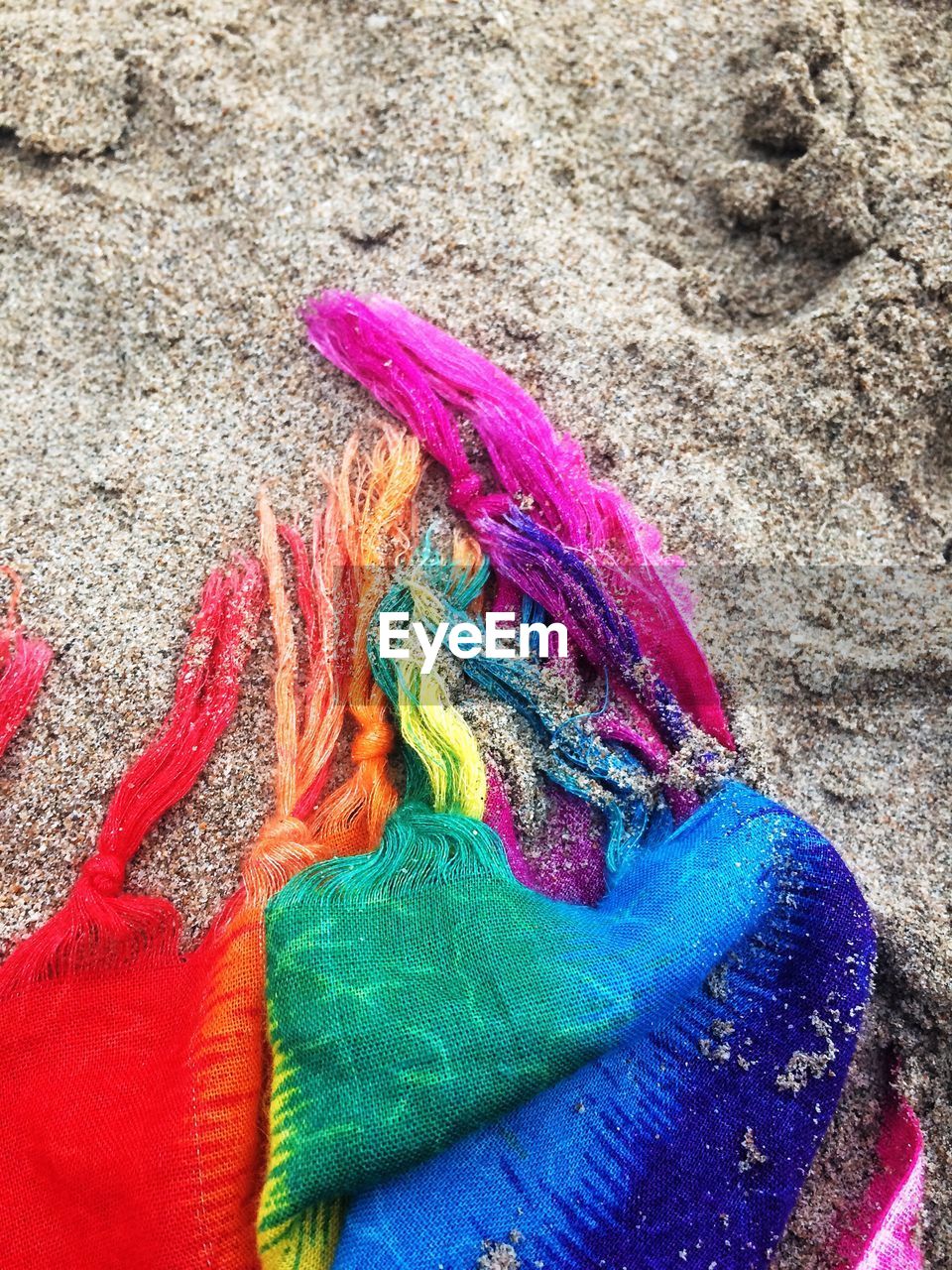 CLOSE-UP HIGH ANGLE VIEW OF MULTI COLORED SAND ON SANDY