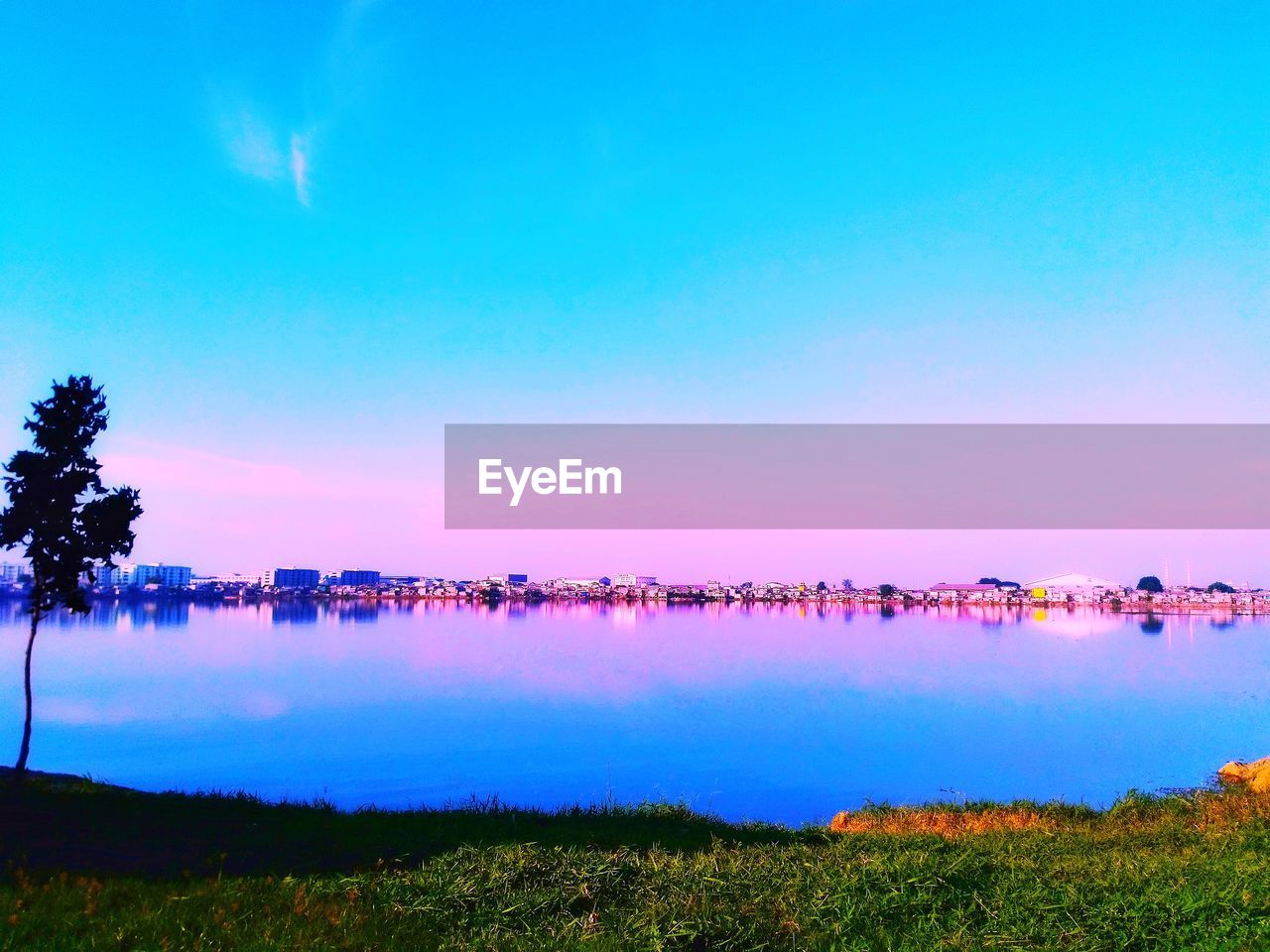 SCENIC VIEW OF LAKE AGAINST SKY DURING SUNSET