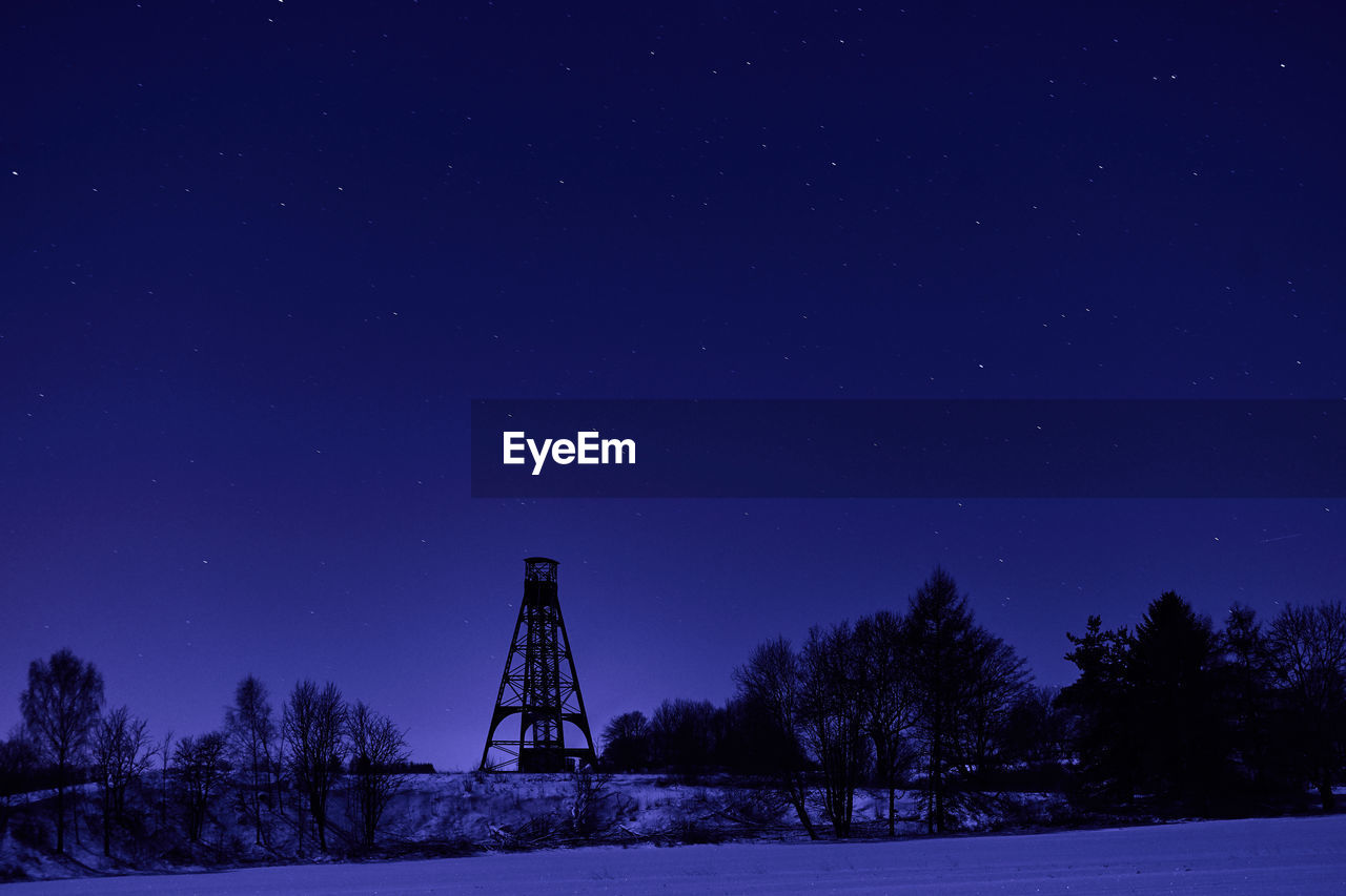 SCENIC VIEW OF SNOW FIELD AGAINST CLEAR SKY AT NIGHT