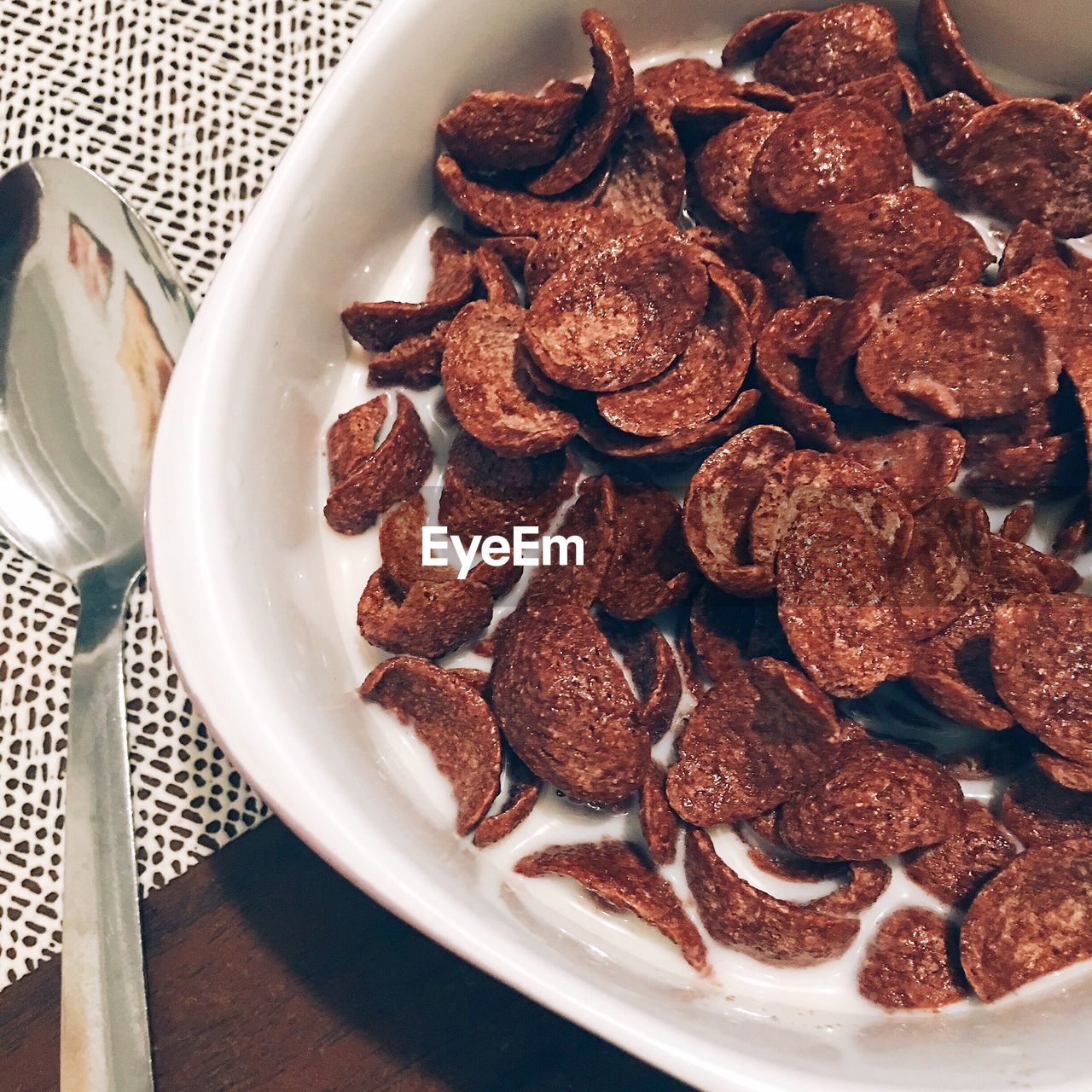 CLOSE-UP OF CHOCOLATE CAKE IN PLATE