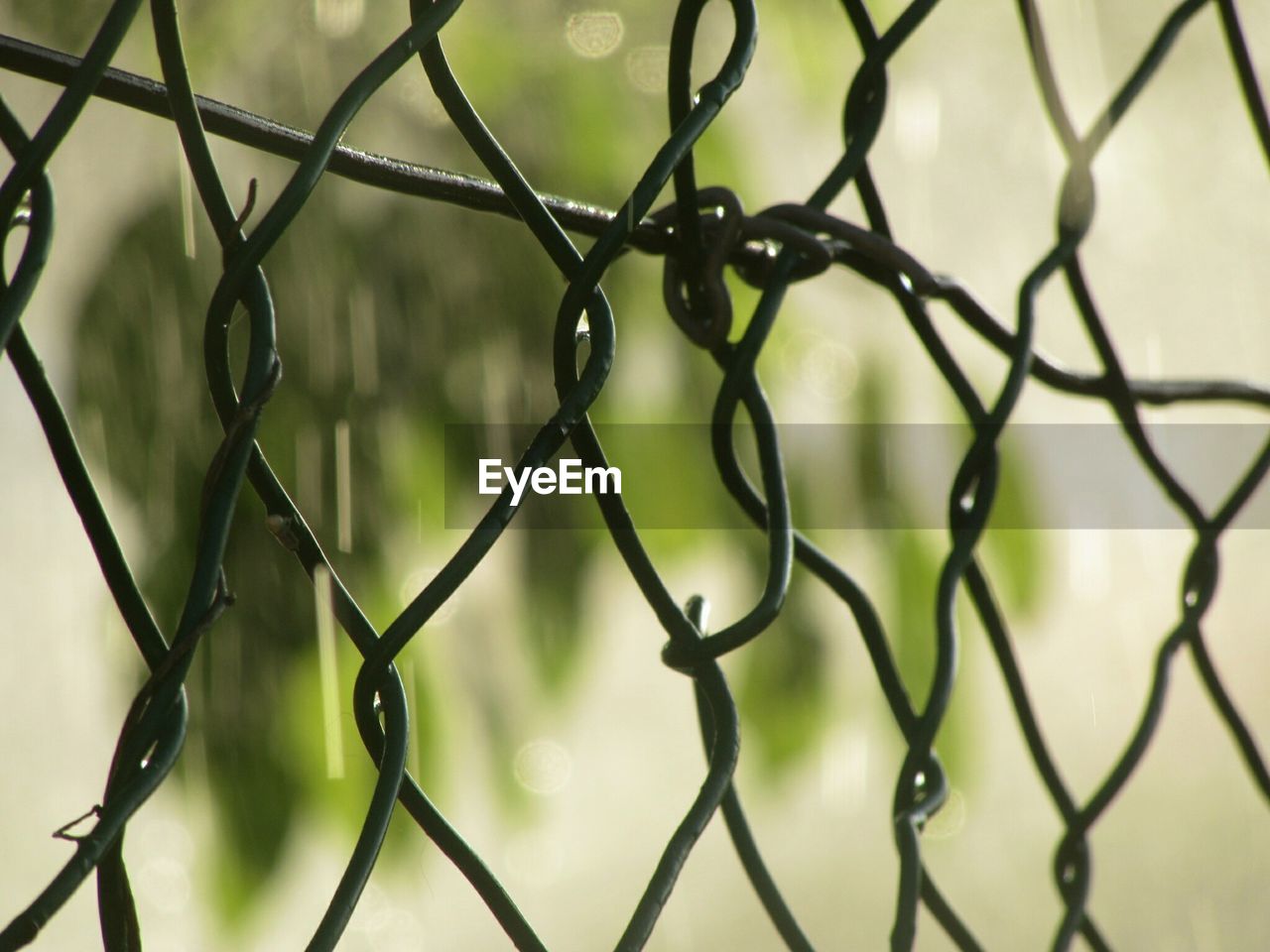 FULL FRAME SHOT OF CHAINLINK FENCE