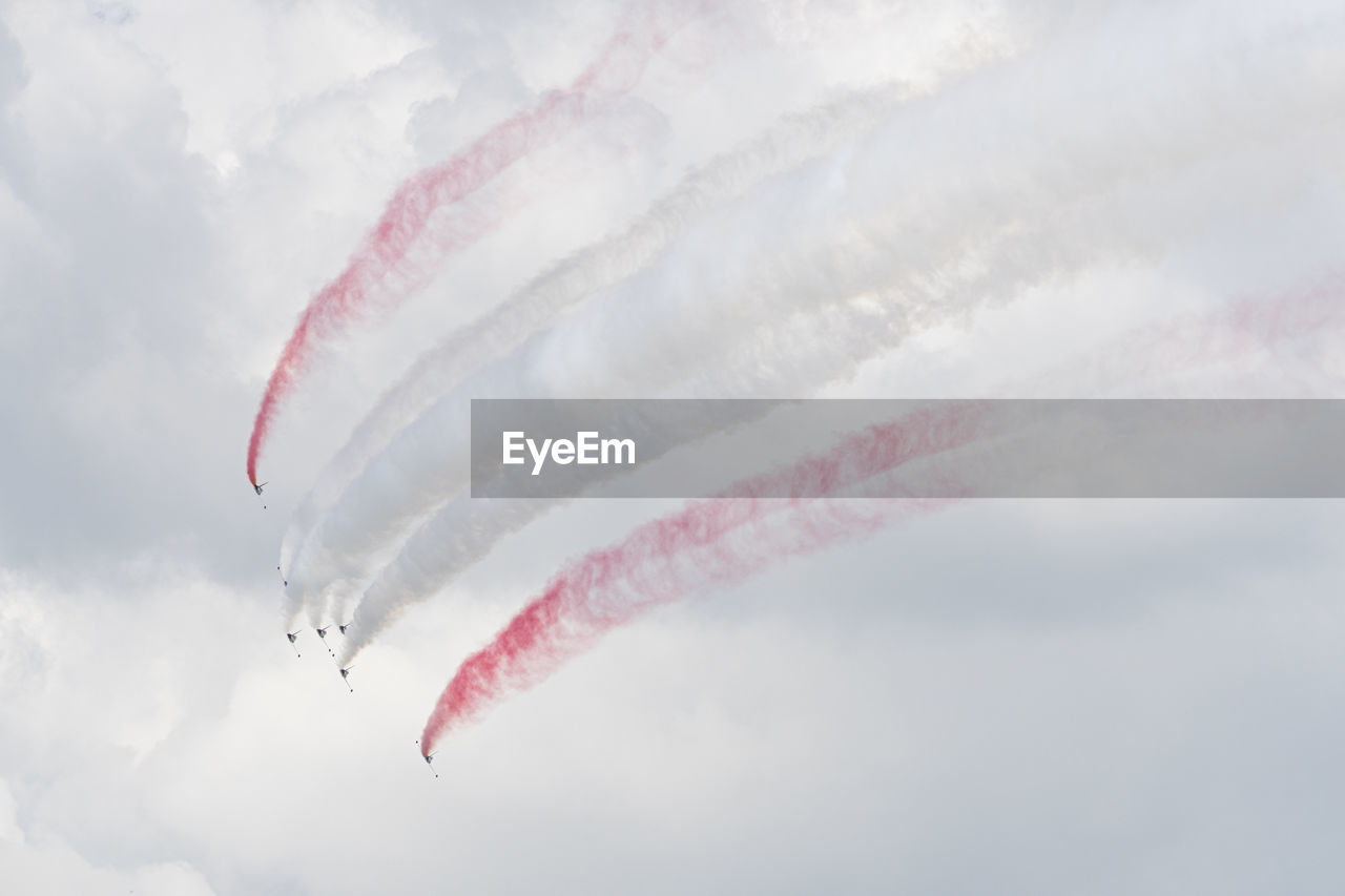 LOW ANGLE VIEW OF AIRSHOW