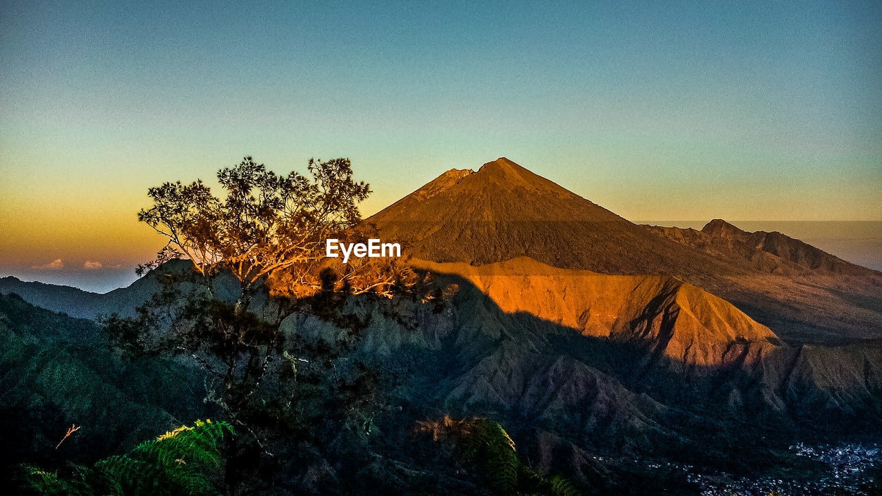 SCENIC VIEW OF MOUNTAIN RANGE AGAINST CLEAR SKY