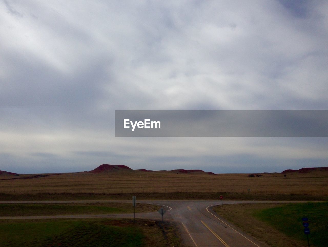 SCENIC VIEW OF RURAL LANDSCAPE