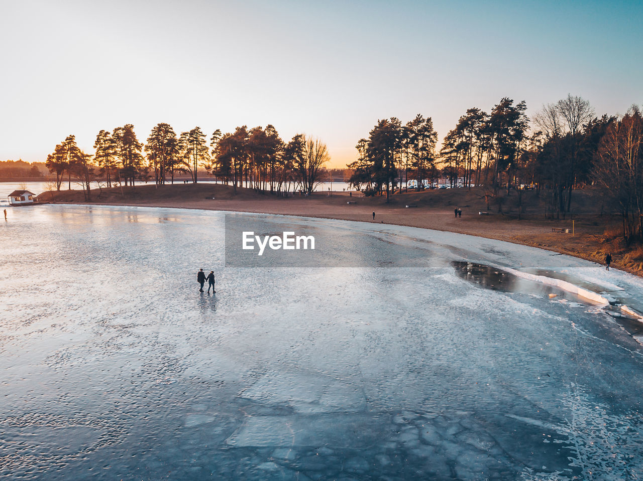 SCENIC VIEW OF LAKE AGAINST SKY DURING WINTER