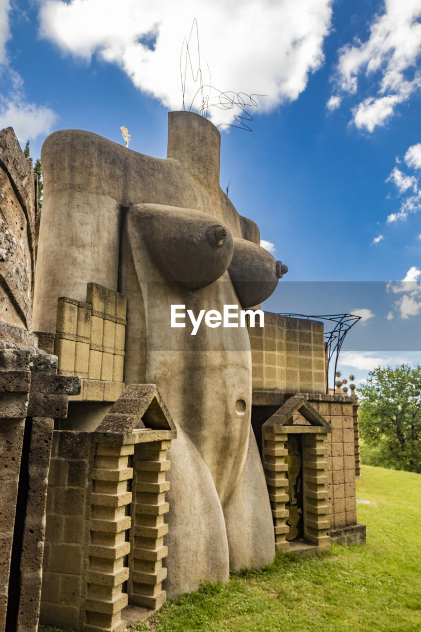 LOW ANGLE VIEW OF SCULPTURE AGAINST SKY