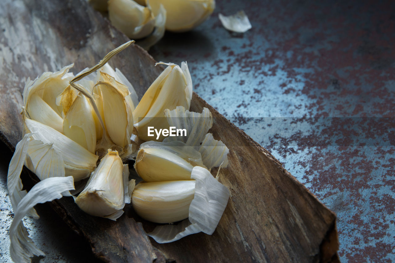 CLOSE-UP OF BANANAS ON TABLE