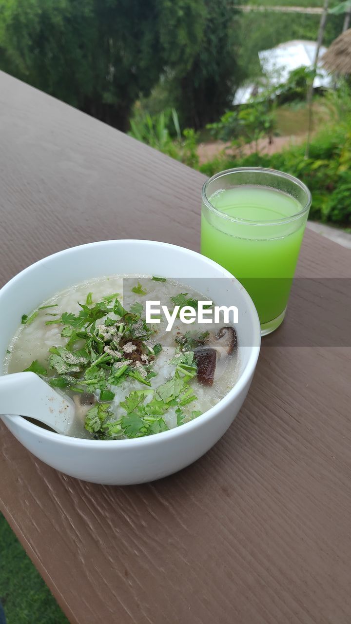 HIGH ANGLE VIEW OF DRINK IN GLASS ON TABLE