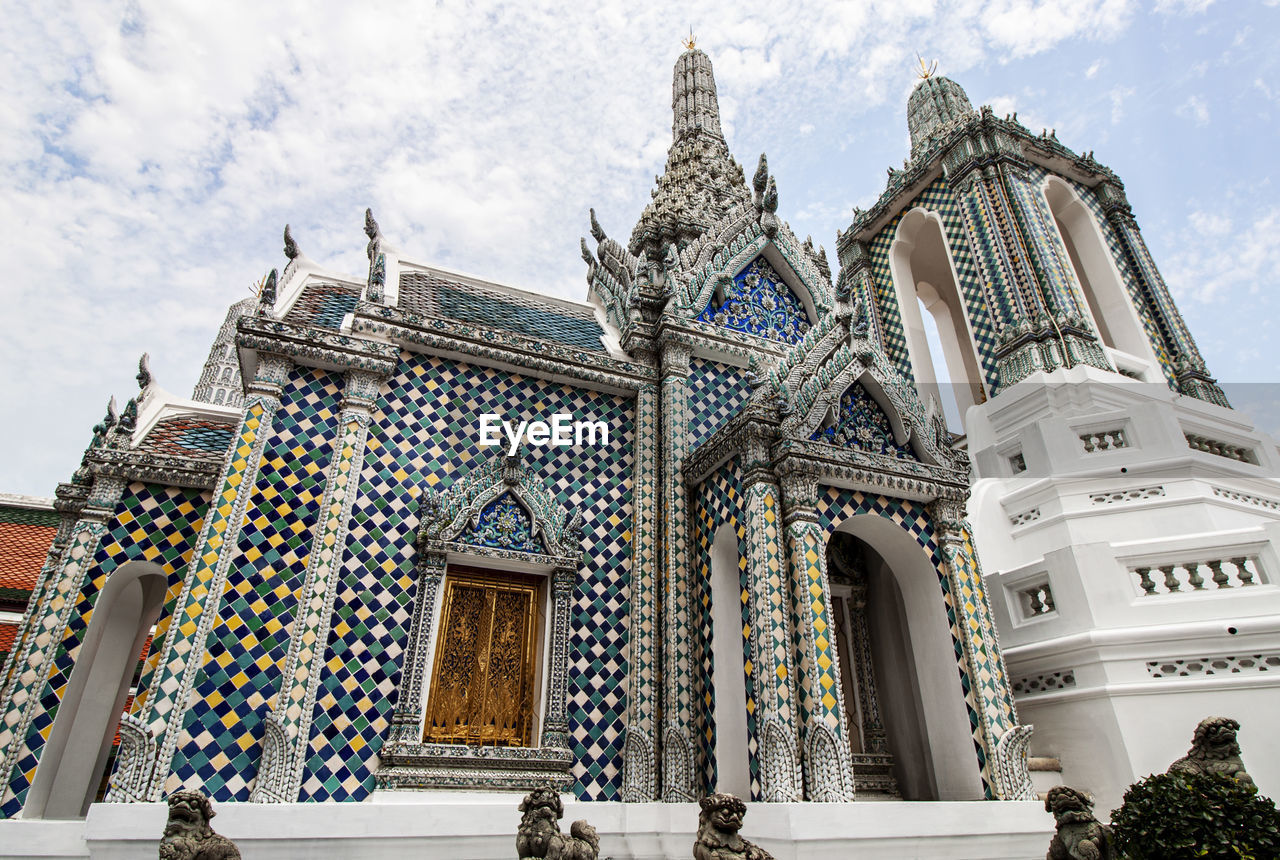 Grand - royal palace in bangkok, thailand, asia. colorful ceramic tiles and ornaments.
