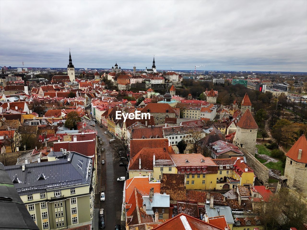 HIGH ANGLE SHOT OF TOWNSCAPE AGAINST SKY IN CITY