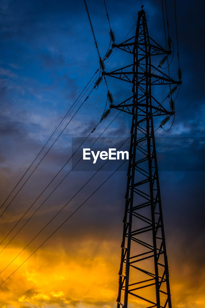 LOW ANGLE VIEW OF SILHOUETTE ELECTRICITY PYLONS AGAINST SKY AT SUNSET