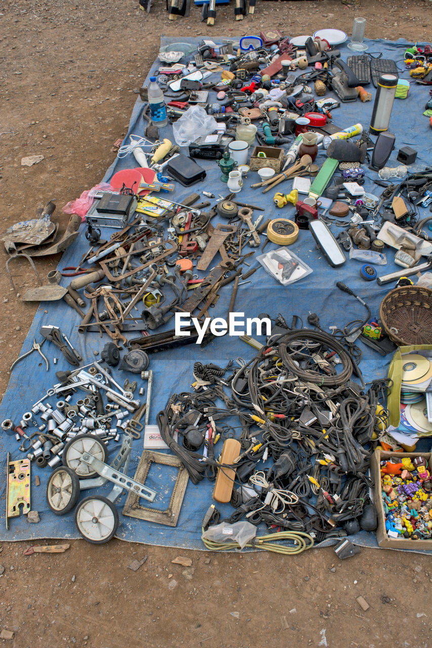 HIGH ANGLE VIEW OF GARBAGE IN METAL