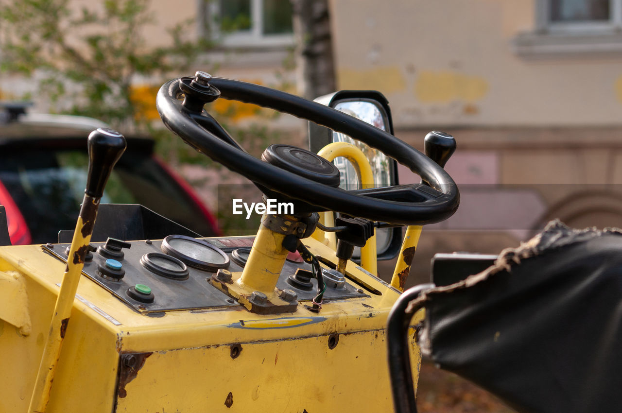 CLOSE-UP OF YELLOW MOTORCYCLE