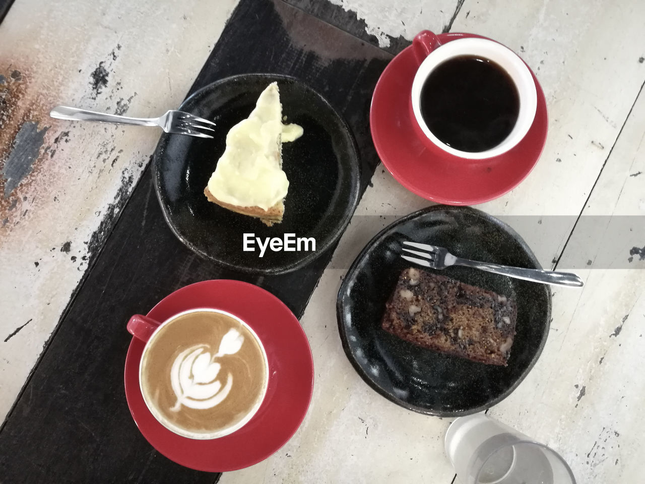 CLOSE-UP OF COFFEE CUP ON PLATE WITH TABLE