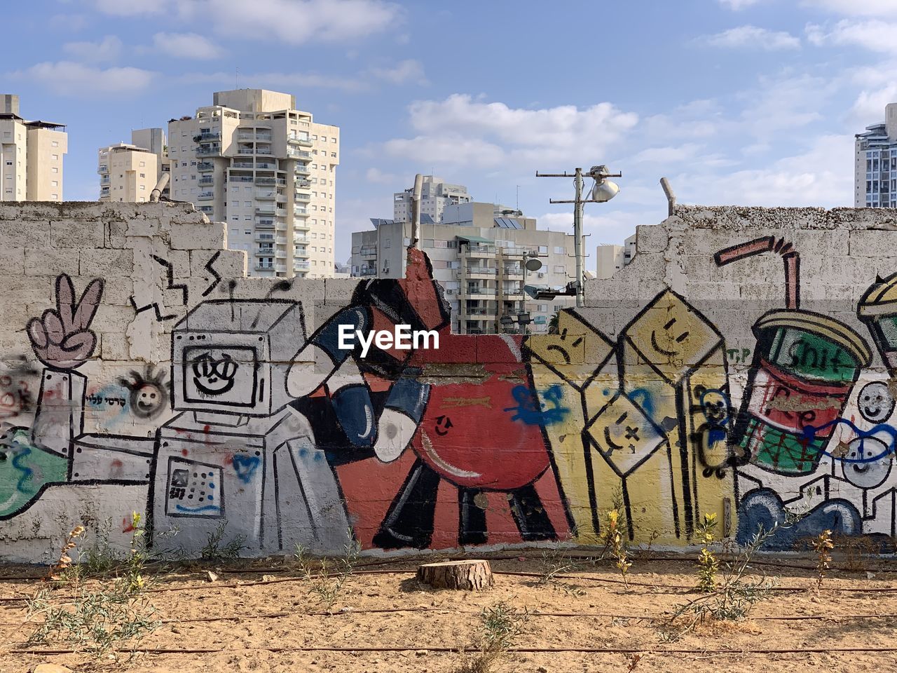 GRAFFITI ON WALL OF BUILDING AGAINST SKY