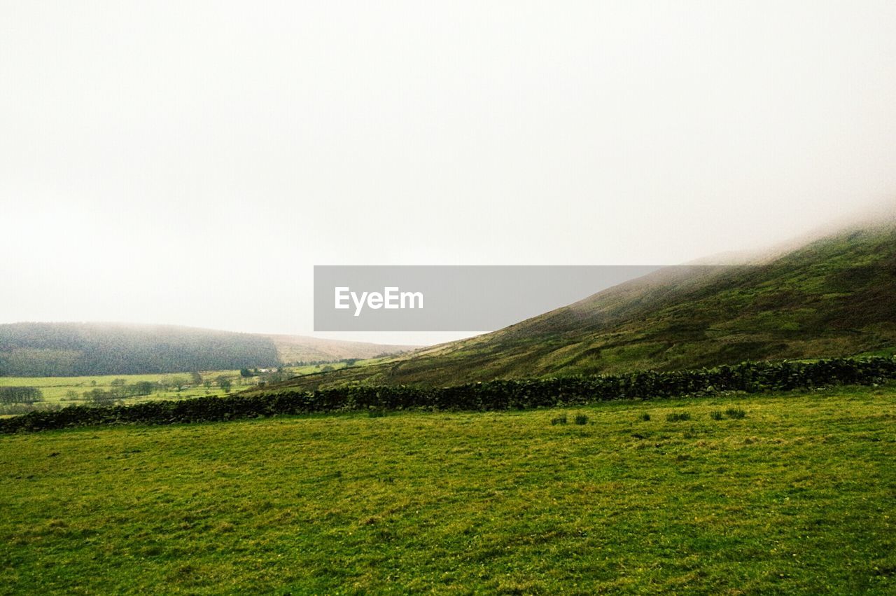 SCENIC VIEW OF FARM FIELD AGAINST SKY