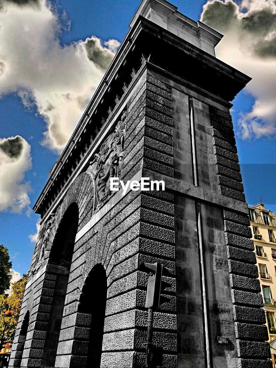 LOW ANGLE VIEW OF HISTORICAL BUILDING AGAINST SKY