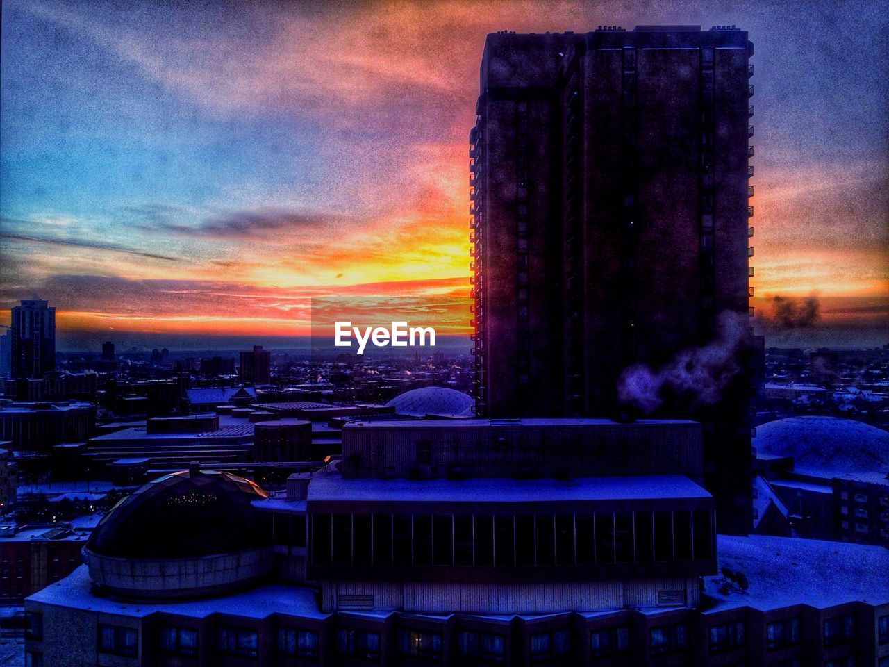 VIEW OF CITYSCAPE AT SUNSET