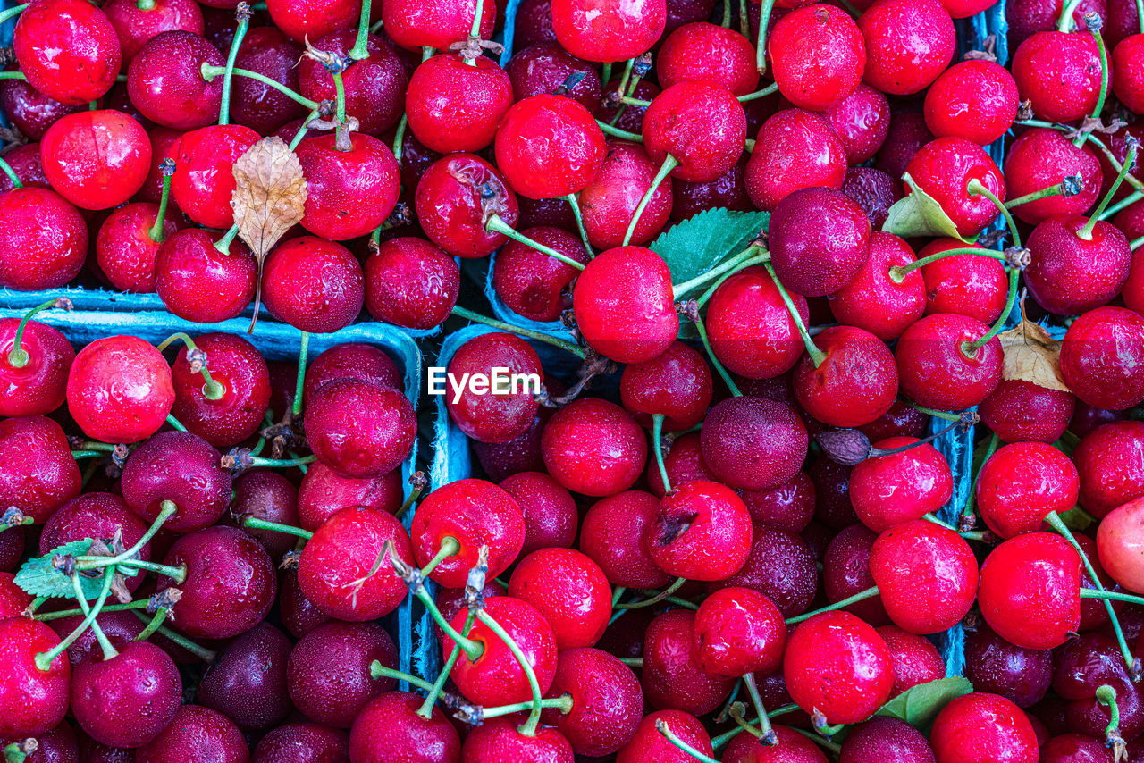 HIGH ANGLE VIEW OF STRAWBERRIES AT MARKET