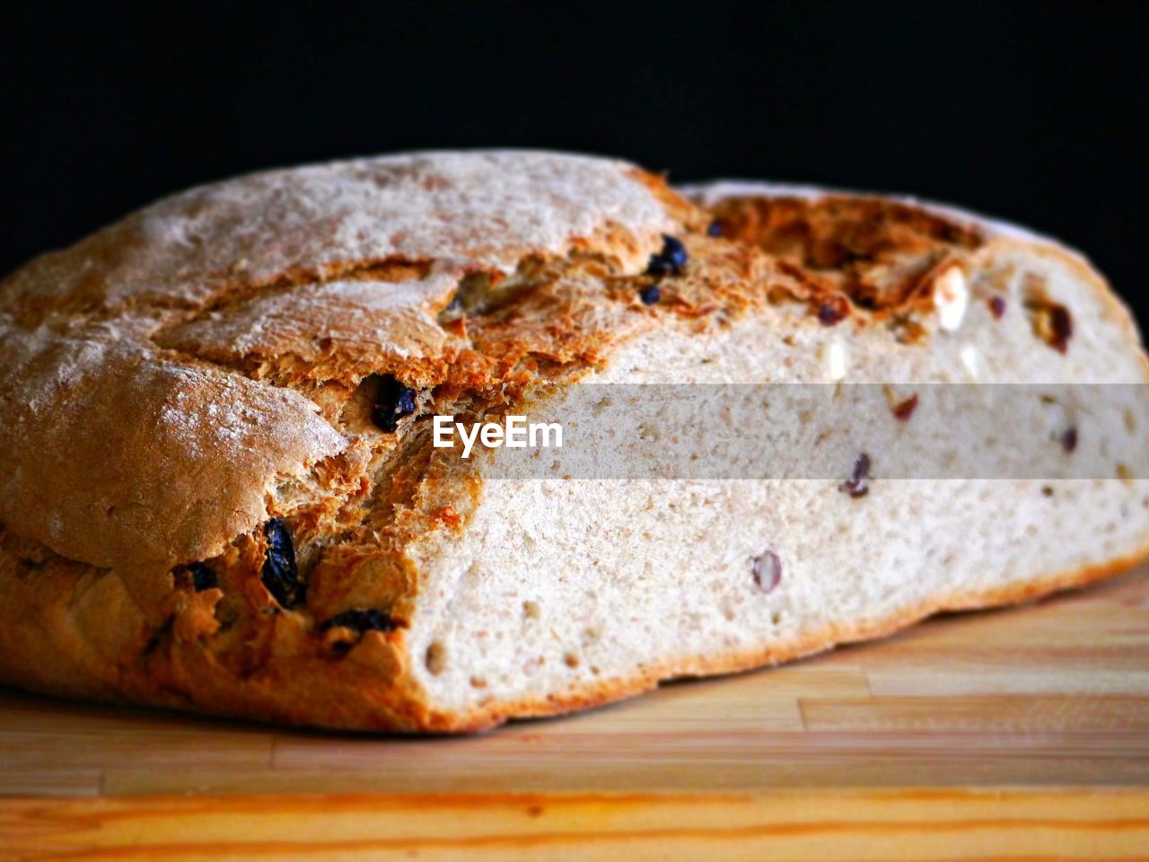 CLOSE-UP VIEW OF BREAD