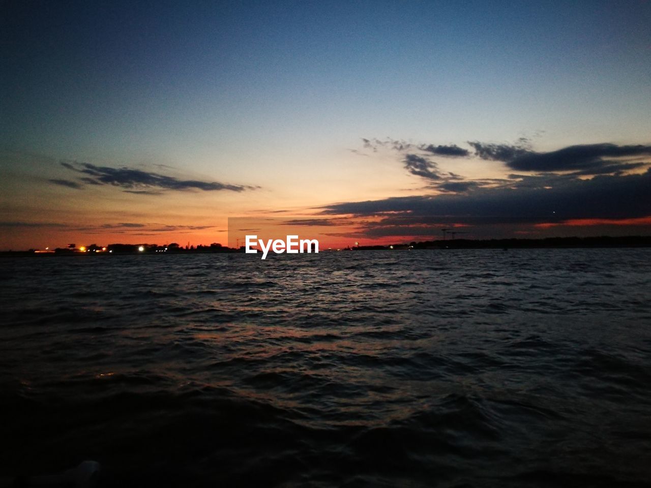 SCENIC VIEW OF SEA AGAINST SKY AT DUSK