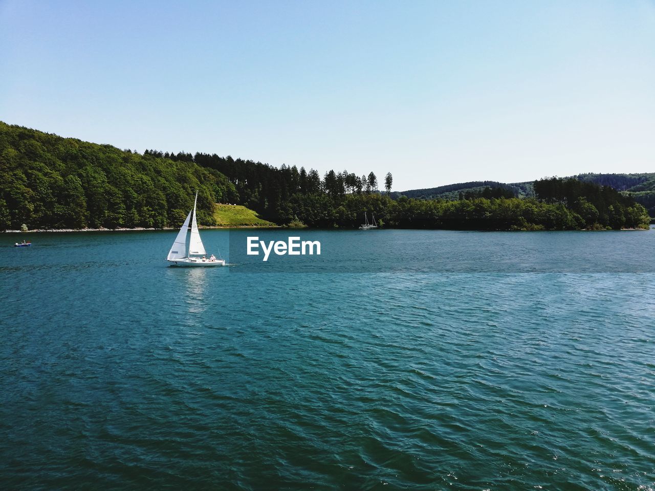 SAILBOATS IN SEA AGAINST CLEAR SKY