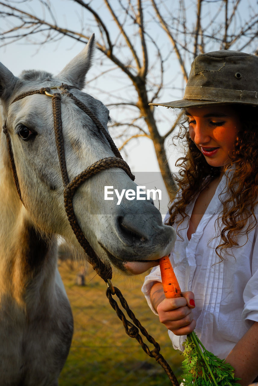 Photo session of a young girl dressed as a gaucho and her riding horse