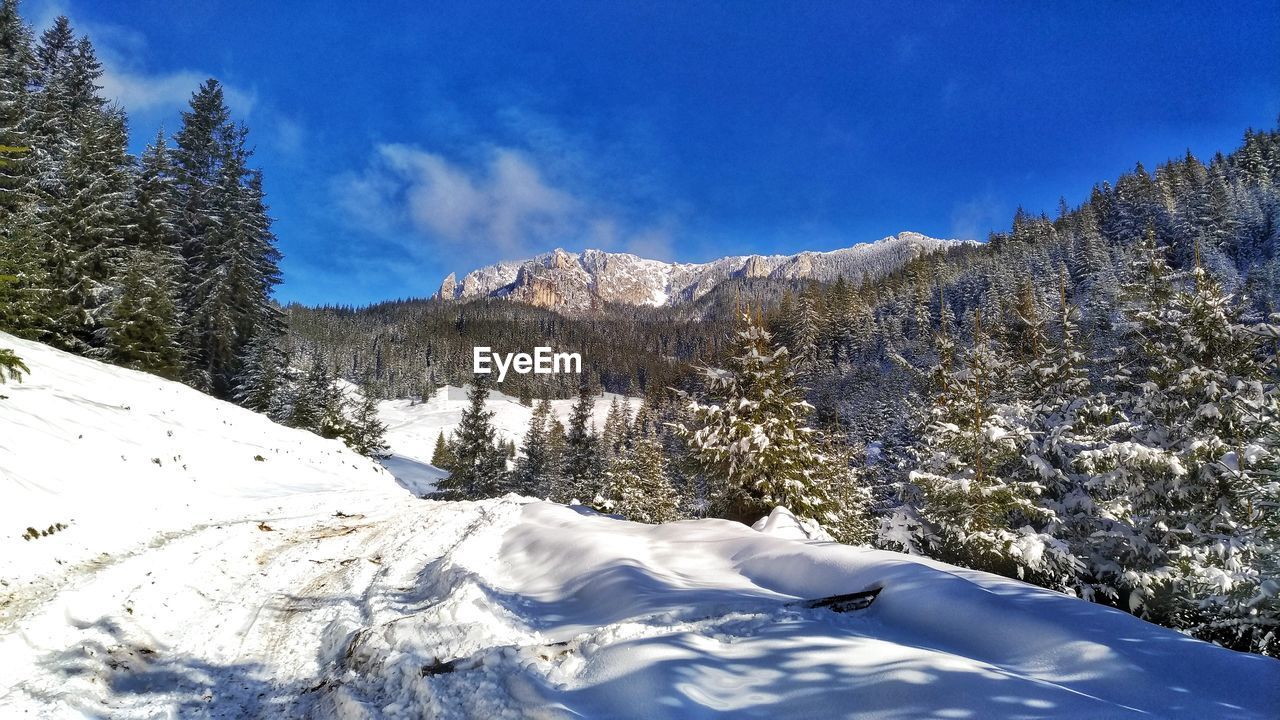 SNOW COVERED MOUNTAIN AGAINST SKY