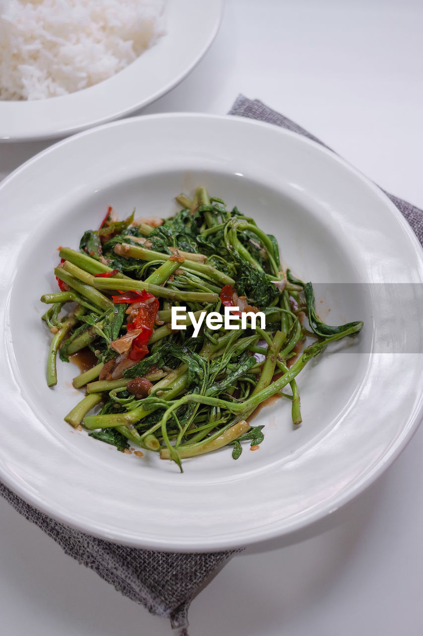 HIGH ANGLE VIEW OF SALAD IN PLATE