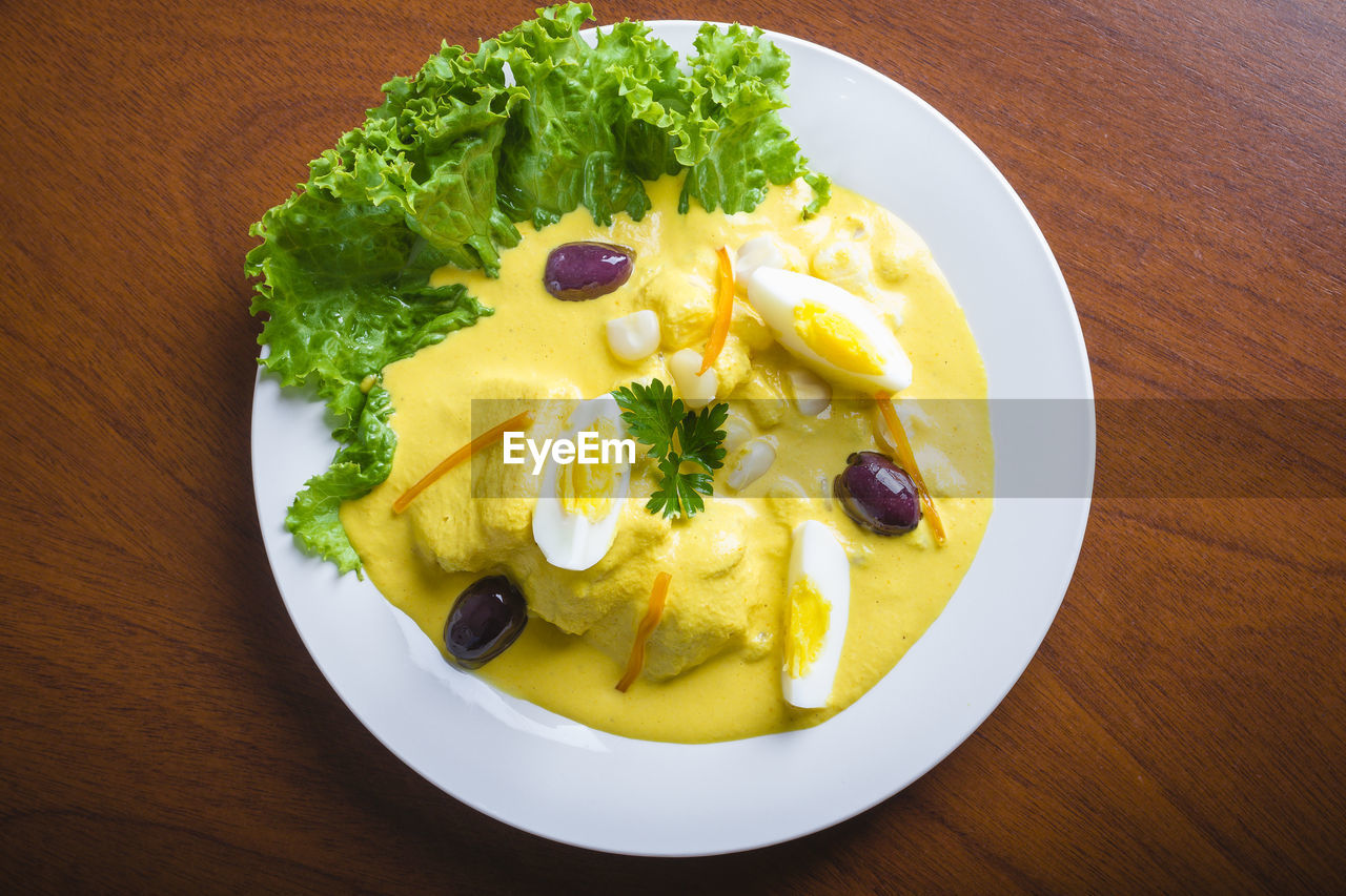 HIGH ANGLE VIEW OF SALAD IN PLATE