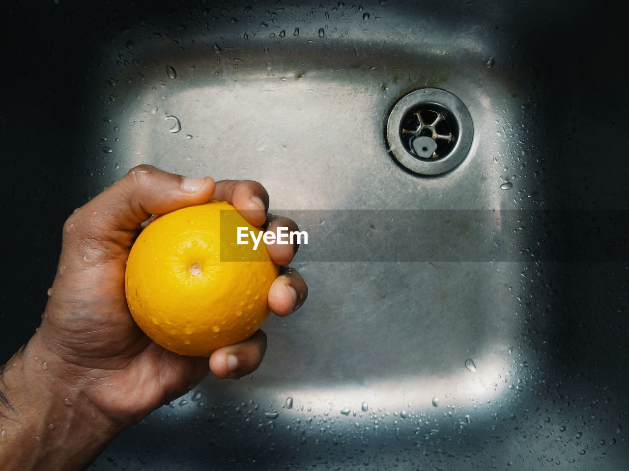 CLOSE-UP OF HUMAN HAND HOLDING WET