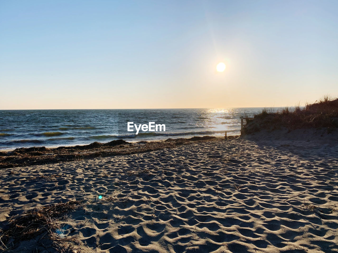 SCENIC VIEW OF SEA AGAINST CLEAR SKY AT SUNSET