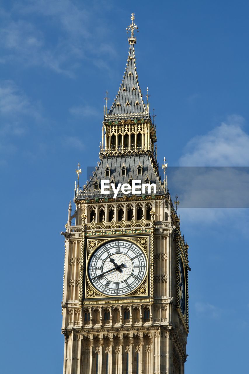 The elizabeth tower housing big ben above the houses of parliament, london