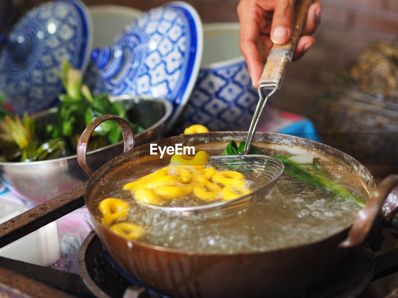 CROPPED IMAGE OF PERSON PREPARING FOOD