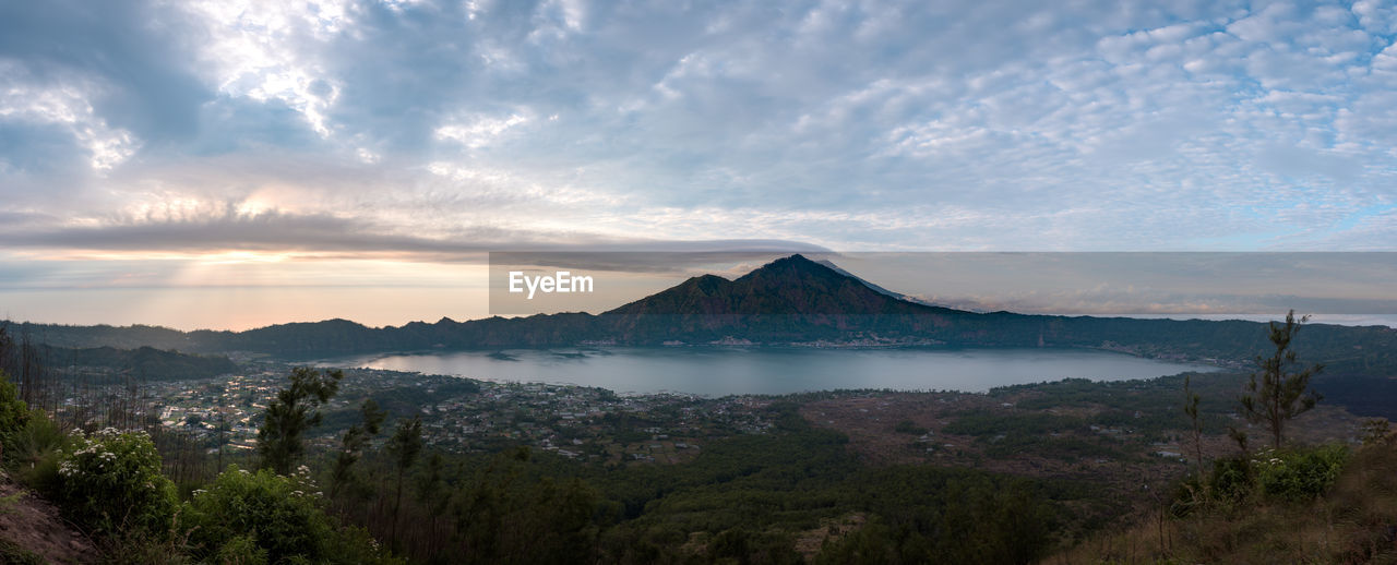 PANORAMIC VIEW OF LANDSCAPE AND MOUNTAINS AGAINST SKY