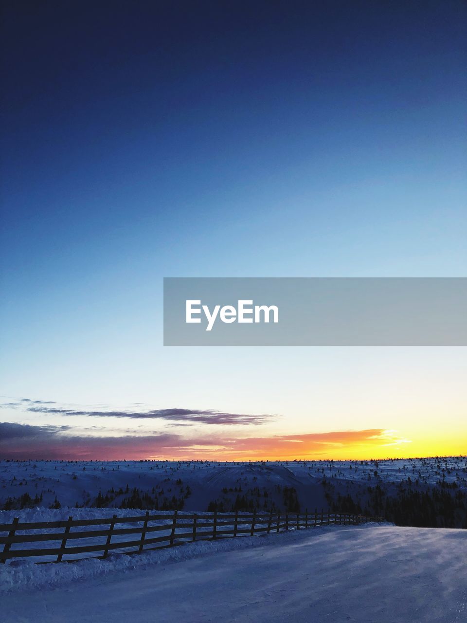 SCENIC VIEW OF FIELD AGAINST CLEAR SKY DURING SUNSET