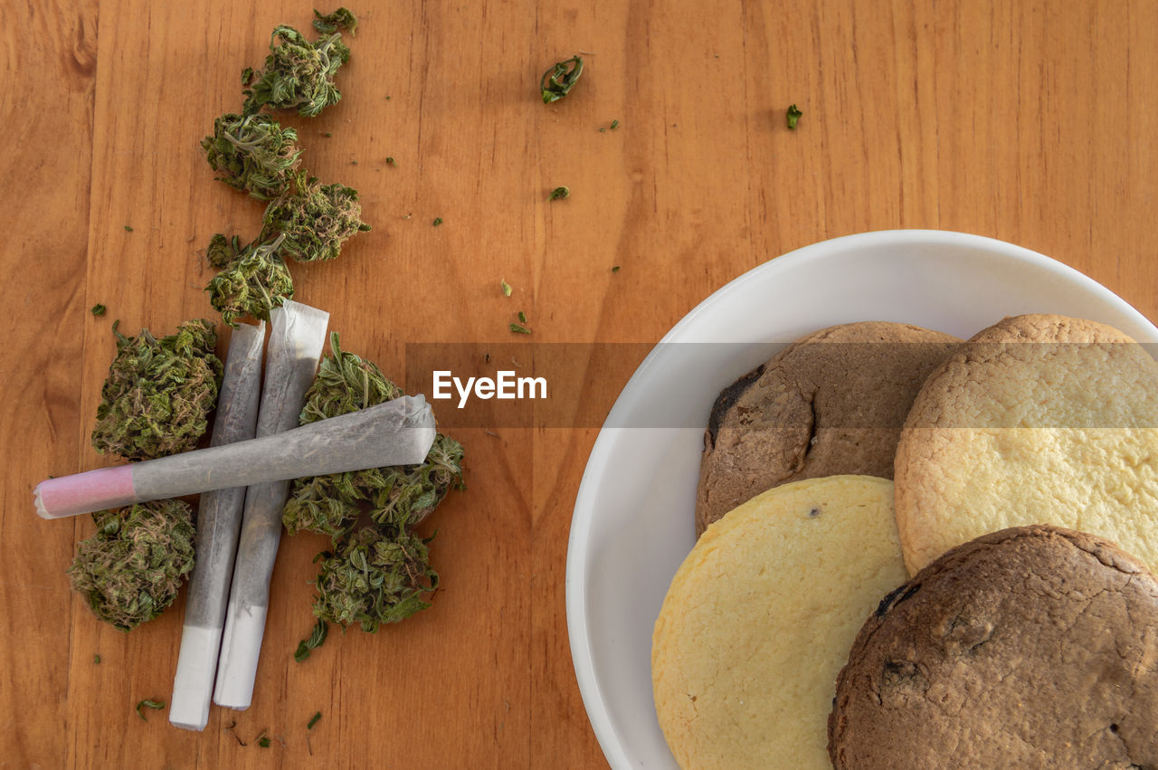 HIGH ANGLE VIEW OF FOOD ON TABLE