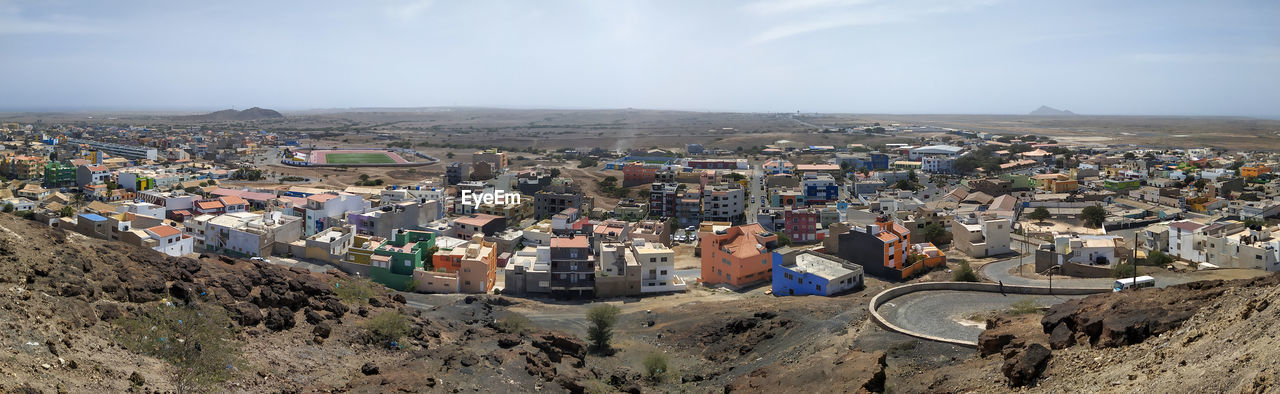 HIGH ANGLE VIEW OF TOWNSCAPE AND BUILDINGS AGAINST SKY